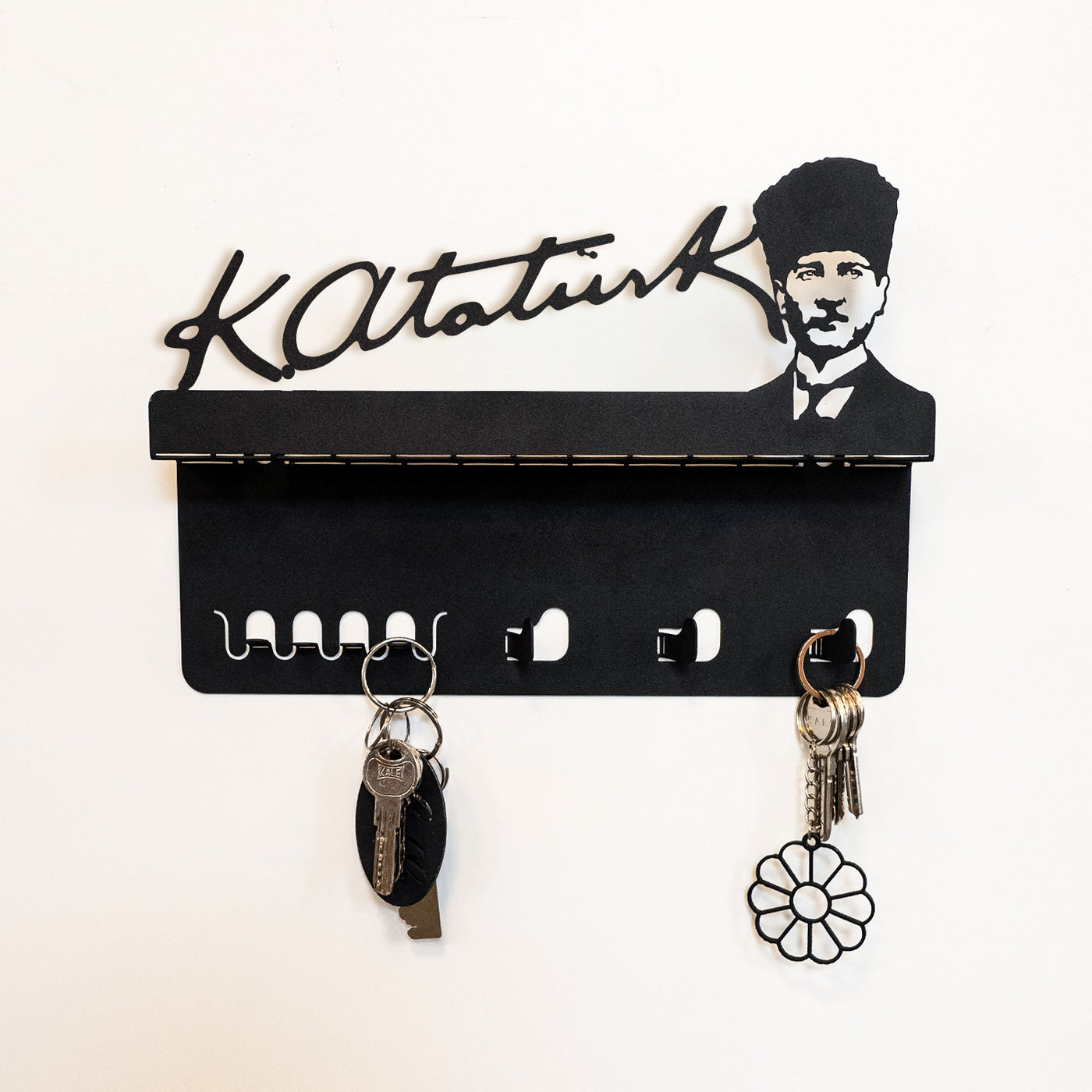 Kemal Atatürk İmzalı Metal Duvar Askılığı - APH236